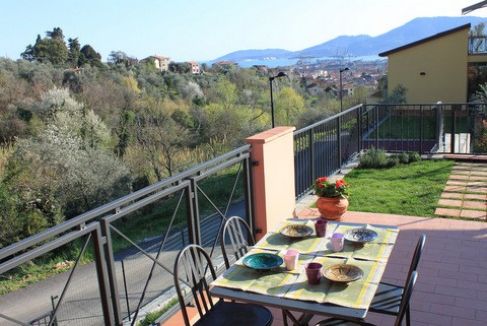 RECENTE COSTRUZIONE CON PISCINA E GIARDINO