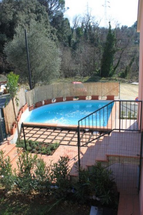 RECENTE COSTRUZIONE CON PISCINA E GIARDINO