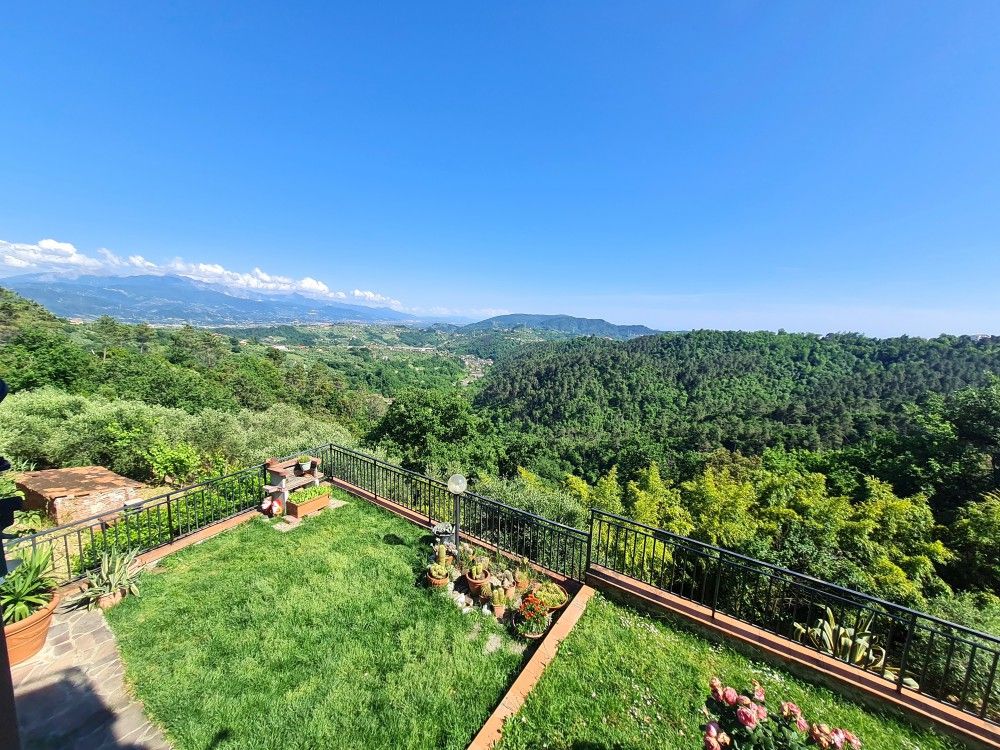 Vezzano Casa indipendente con giardino