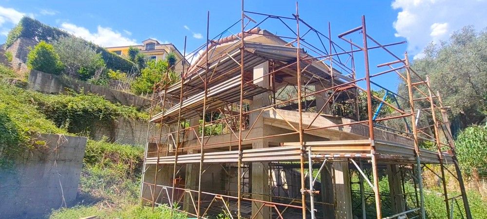 INDIPENDENTE CON GIARDINO IN STATO DI GREZZO